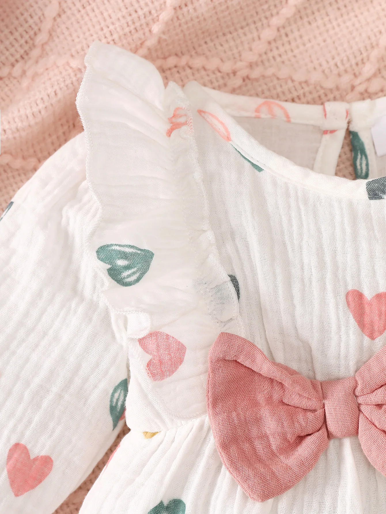 Frühlings- und Herbststil, süßer Baby-Mädchen-Overall mit langen Ärmeln, mit niedlichem Herz-Print-Muster, süßer Schleifendekoration auf der Brust, Outdoor-Strampler für Neugeborene, Baby-Mädchen-Overall. – Detail 4