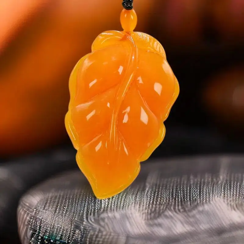 

Amber Leaf Pendant Necklace Gifts for Women Men Talismans Stone Vintage Carved Jewelry Gemstones Designer Accessories Fashion