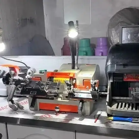 Key Duplicating Machine Key Cutting Machine 100E1 220V/110V Key Making Machine for Locksmith