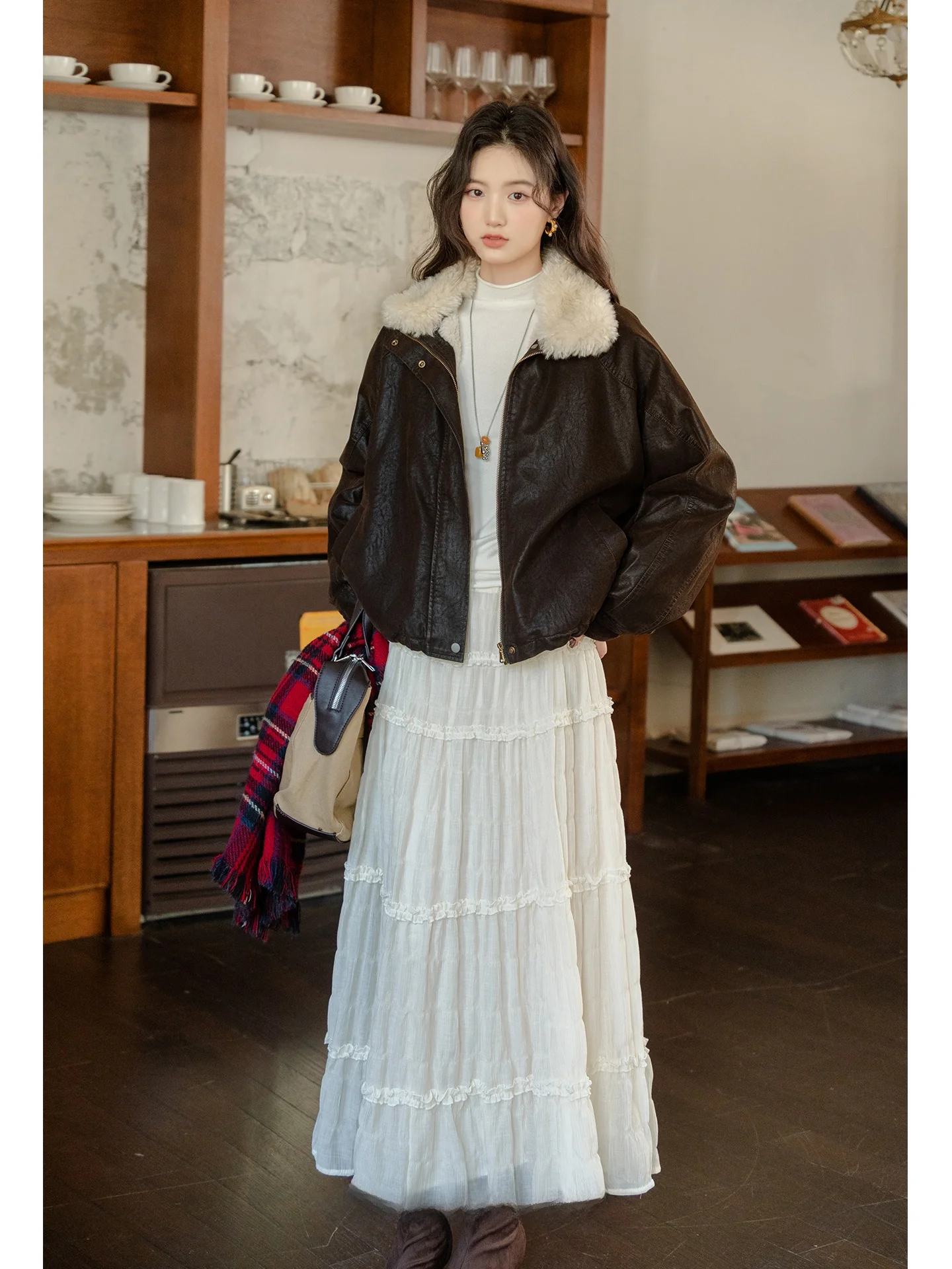 

Женская повседневная куртка-косуха из искусственной кожи с воротником из коричневого искусственного меха, утепленная, на молнии