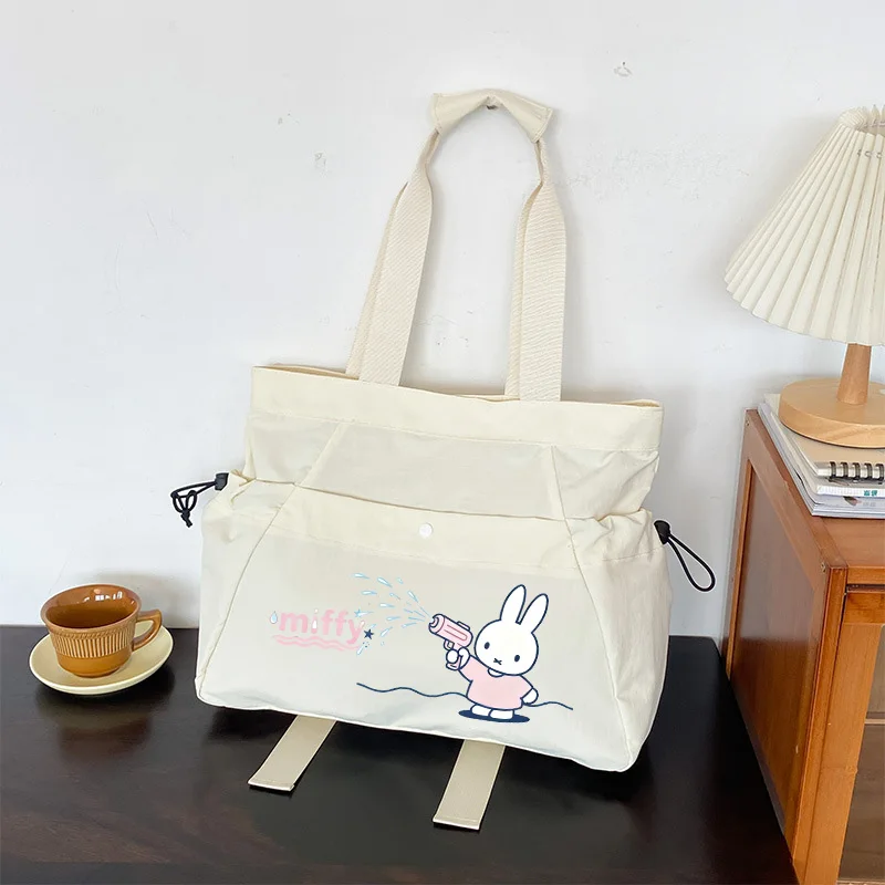 กระเป๋าโท้ทลายมิฟฟี่น่ารัก การ์ตูนมิฟฟี่กระต่าย กระเป๋าสะพายข้างเดียวสำหรับฟิตเนส โยคะ กระเป๋าเดินทางความจุสูง น้ำหนักเบา กระเป๋าแบบมีเชือกผูก