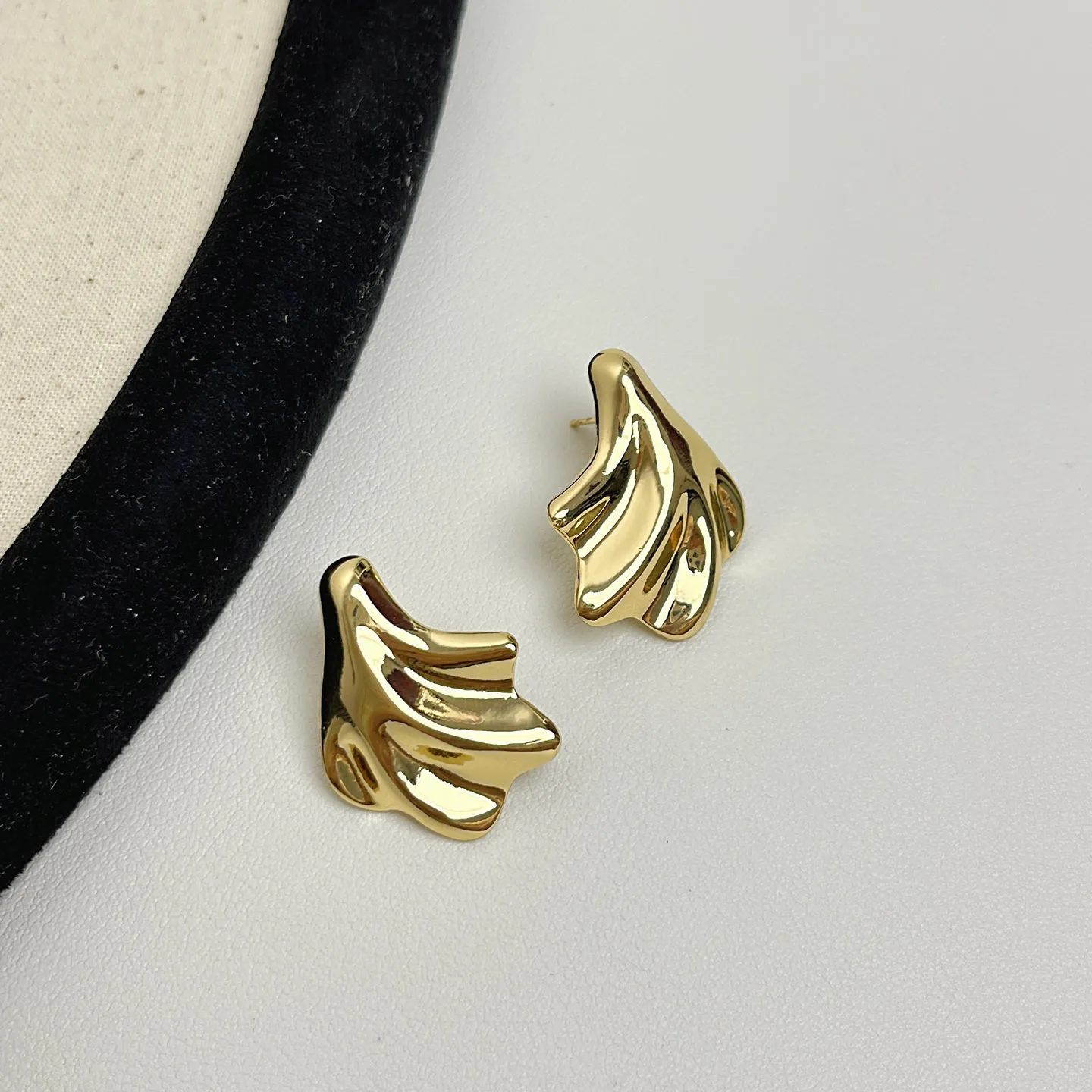 Niche design sense metal pleated leaf stud earrings women's light luxury high-end texture earrings commuter versatile earrings