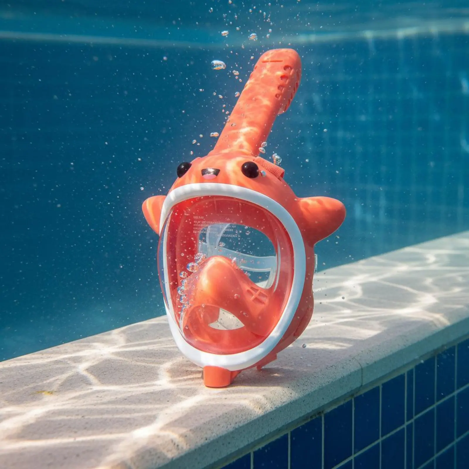 

Детский полнолицевой маска-шлем для дайвинга с трубкой для дыхания, защитой от запотевания, распылителем воды и мультяшным дизайном, набор 180 ° Панорамный вид