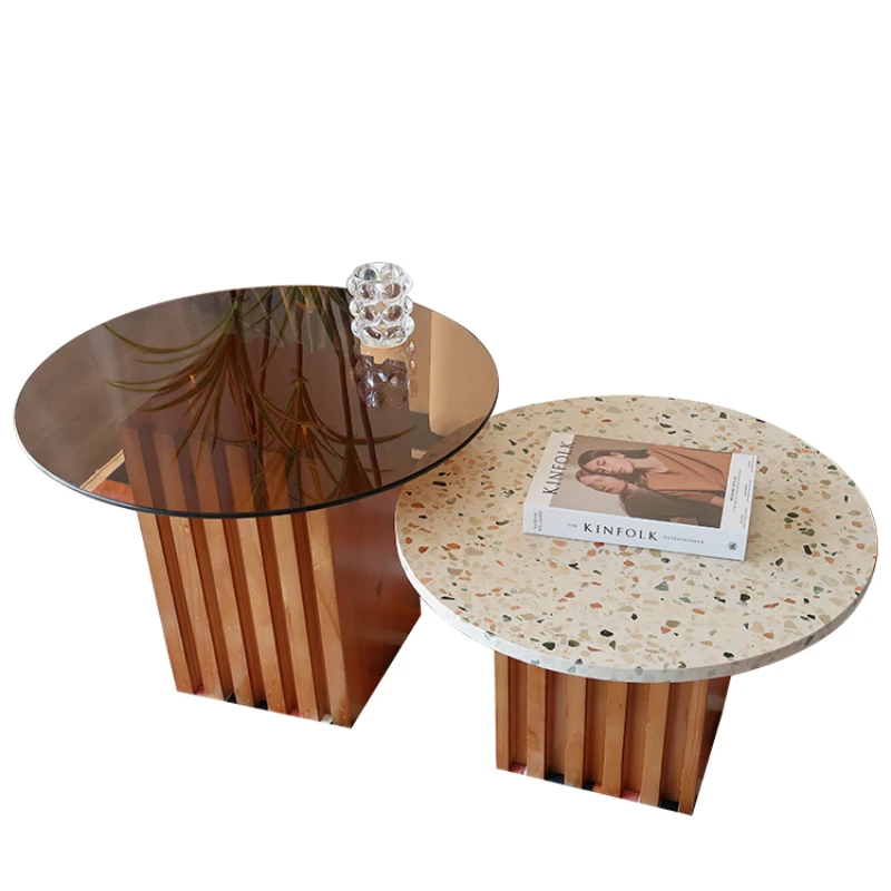 

A few tea-colored transparent tempered glass sets on the edge of terrazzo rock plate in the living room with solid wood grille