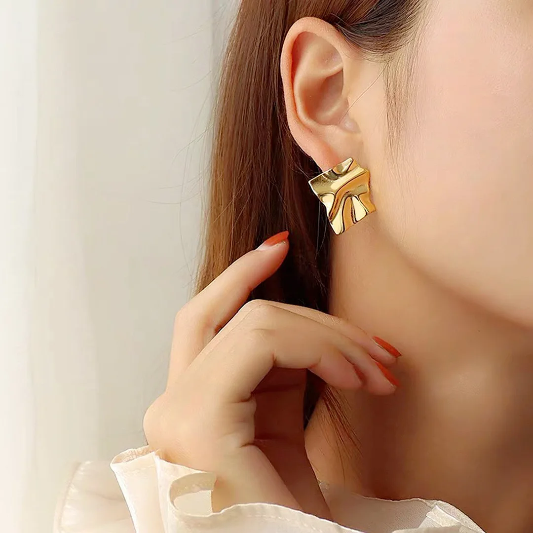 2024 New Trend Fashion Luxury European and American Personality Trend Creativity Pure Unplanned Wrinkle Sheet Ear Nail Party image 2