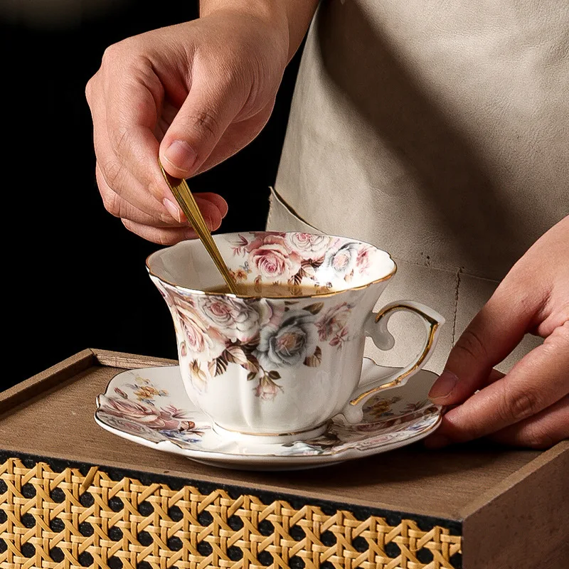 

Western retro ceramic cup with gold border mug European elegant floral coffee cup with plate Household tea water mugs Drinkware