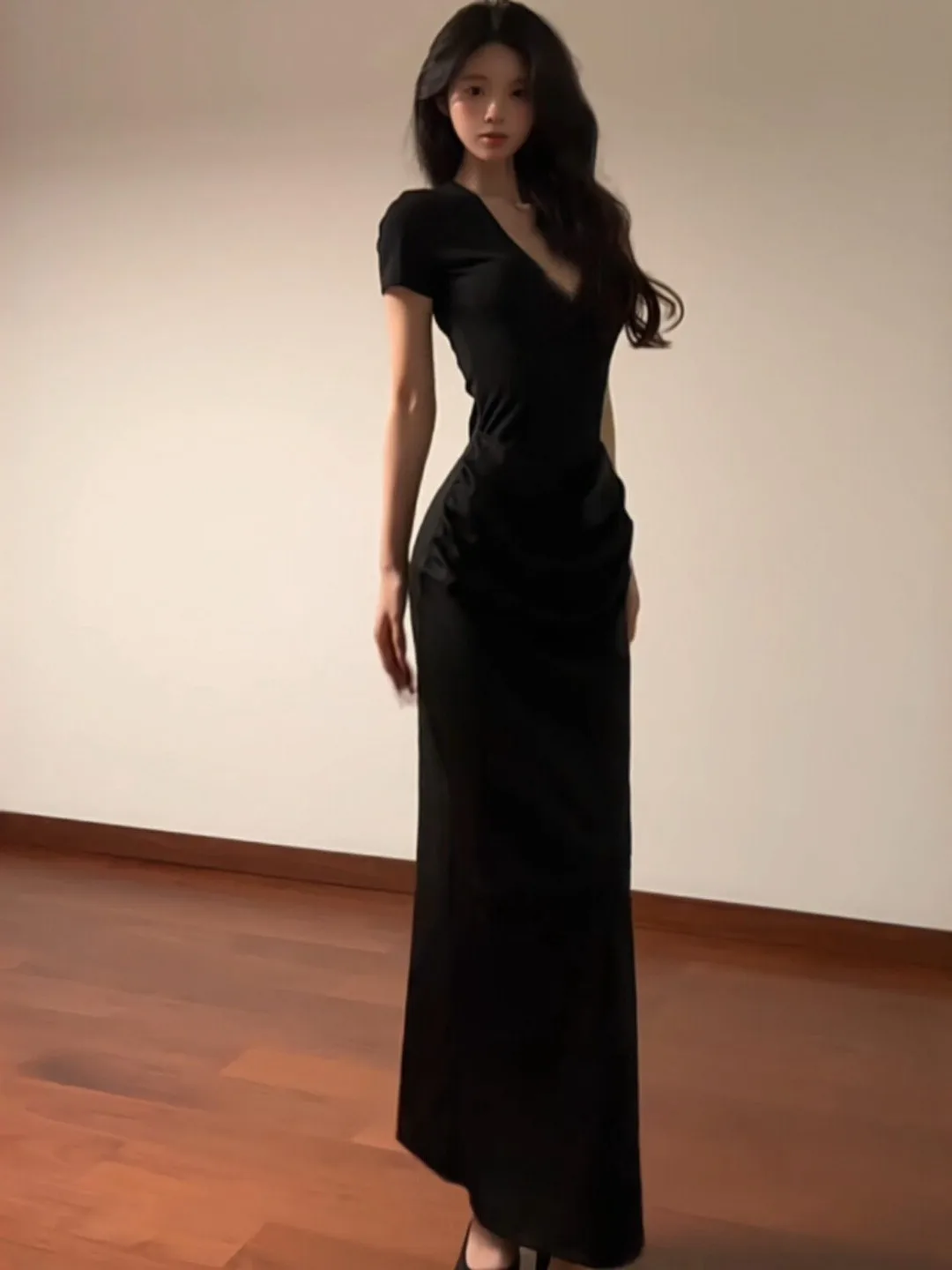 

Elegant Korean Style Black Slim Fit V-Neck Waist Cinched Long Dress Fashionable Summer Workwear Casual City Walk Wedding