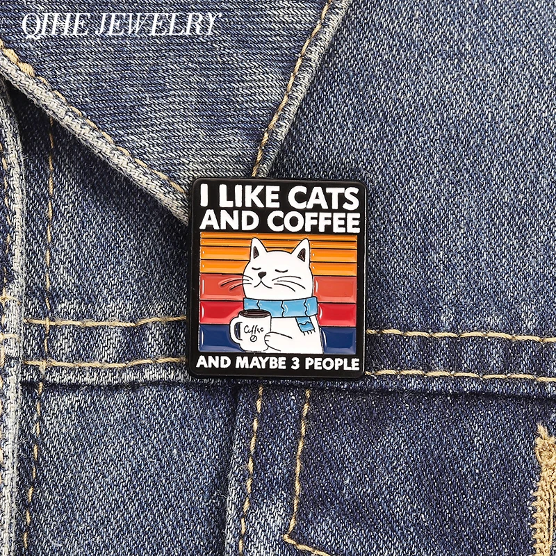 Me gusta gatos y café y tal vez 3 personas, alfileres esmaltados, lindo gato bebiendo café, broches de Metal, insignia de solapa, joyería, regalo para Amiga