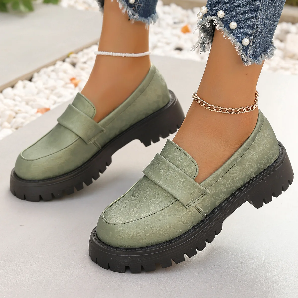 

New women's plus-size loafers with thick soles, comfortable and fashionable British style, wearing leather shoes on one foot