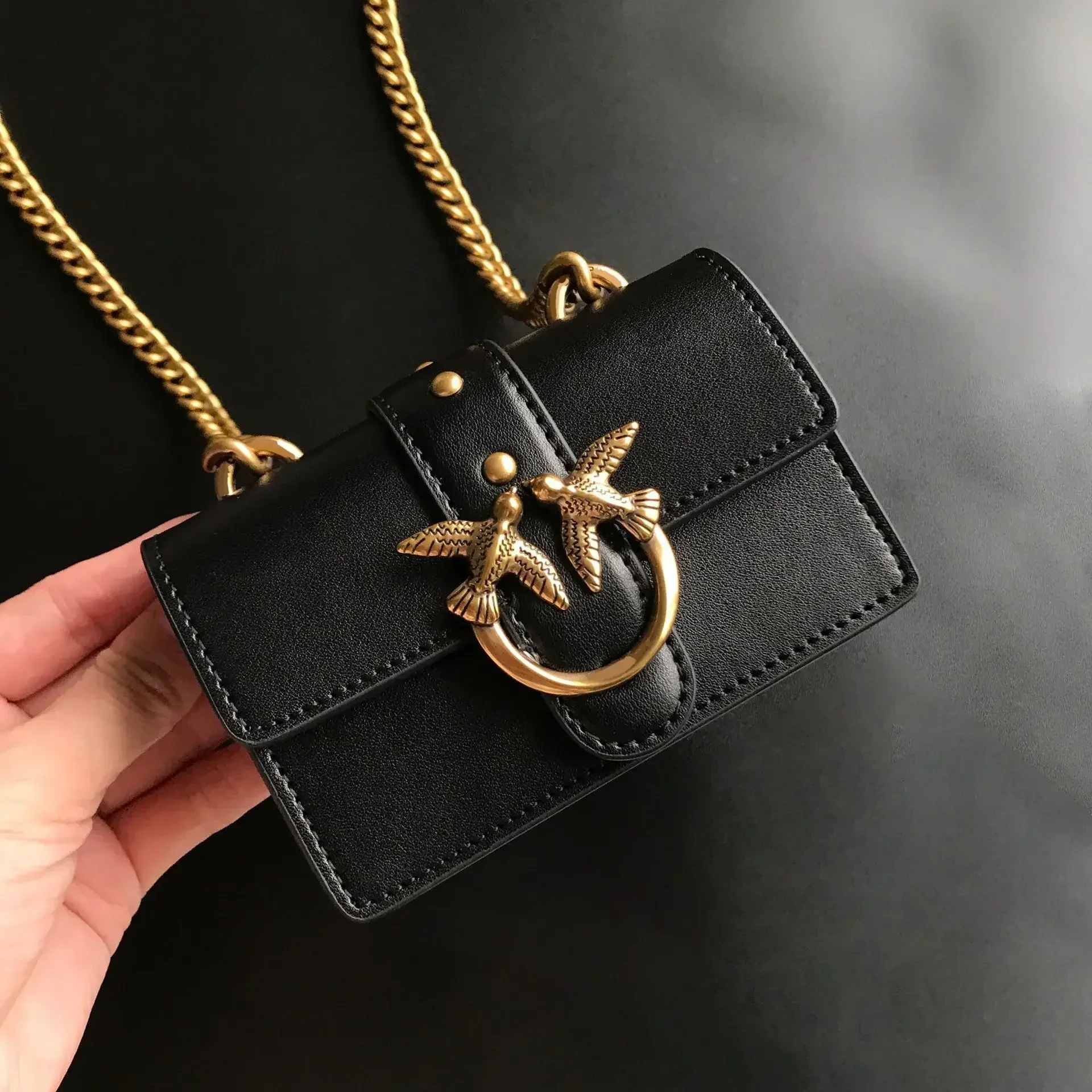 2026 Neue Damen-Umhängetasche in Beige mit V-Steppung, PU-Leder, Goldener Schwalbenverschluss, Ketten-Mini-Schultertasche für den Alltag, Dating, Hochzeit, Bestseller – Detail 8