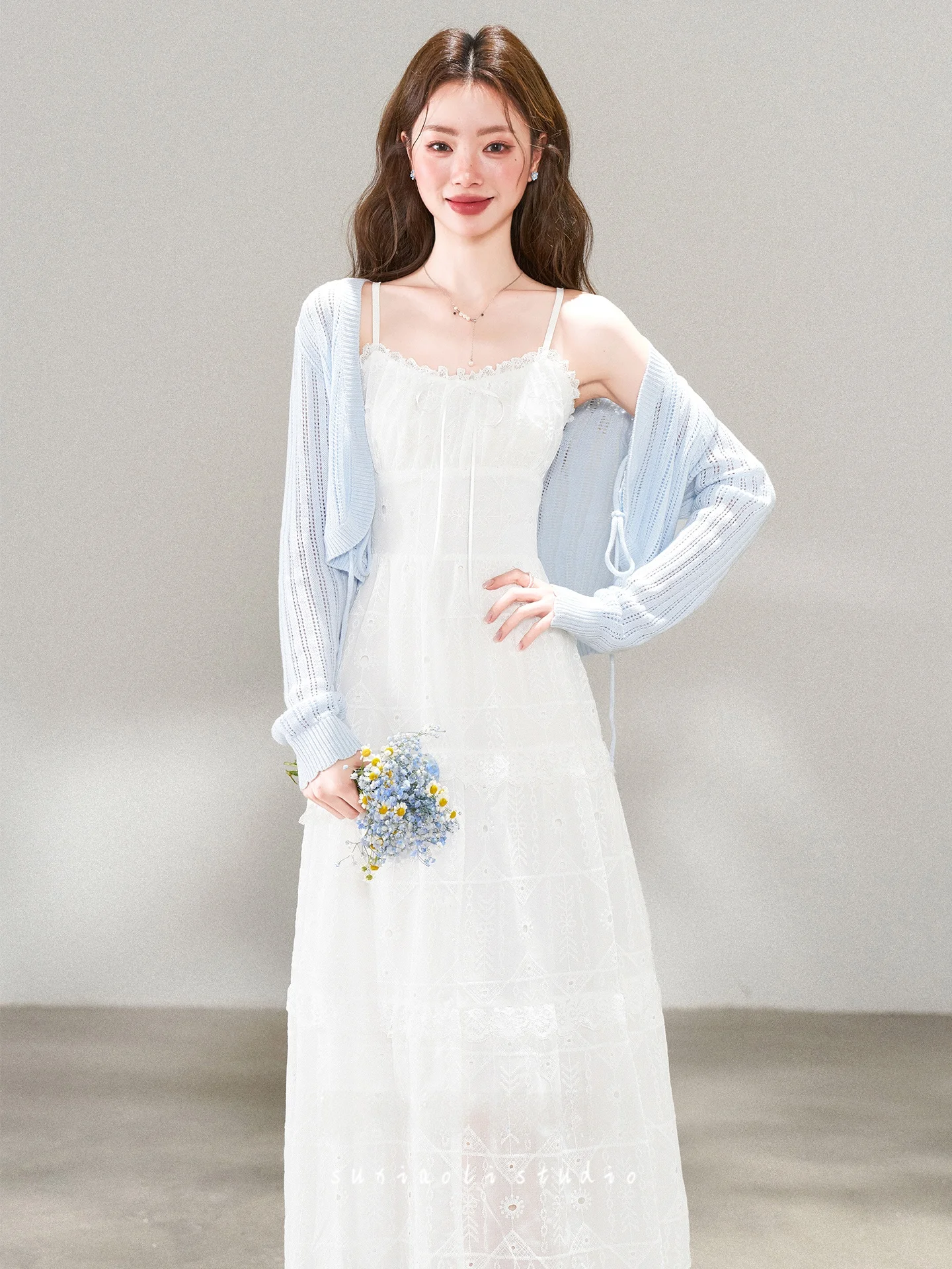 

Синий кардиган и белое платье без бретелек: комплект с пышной юбкой, летний, мягкий, удобный, с завышенной талией, с длинными рукавами, в нежном стиле, повседневный, на каждый день