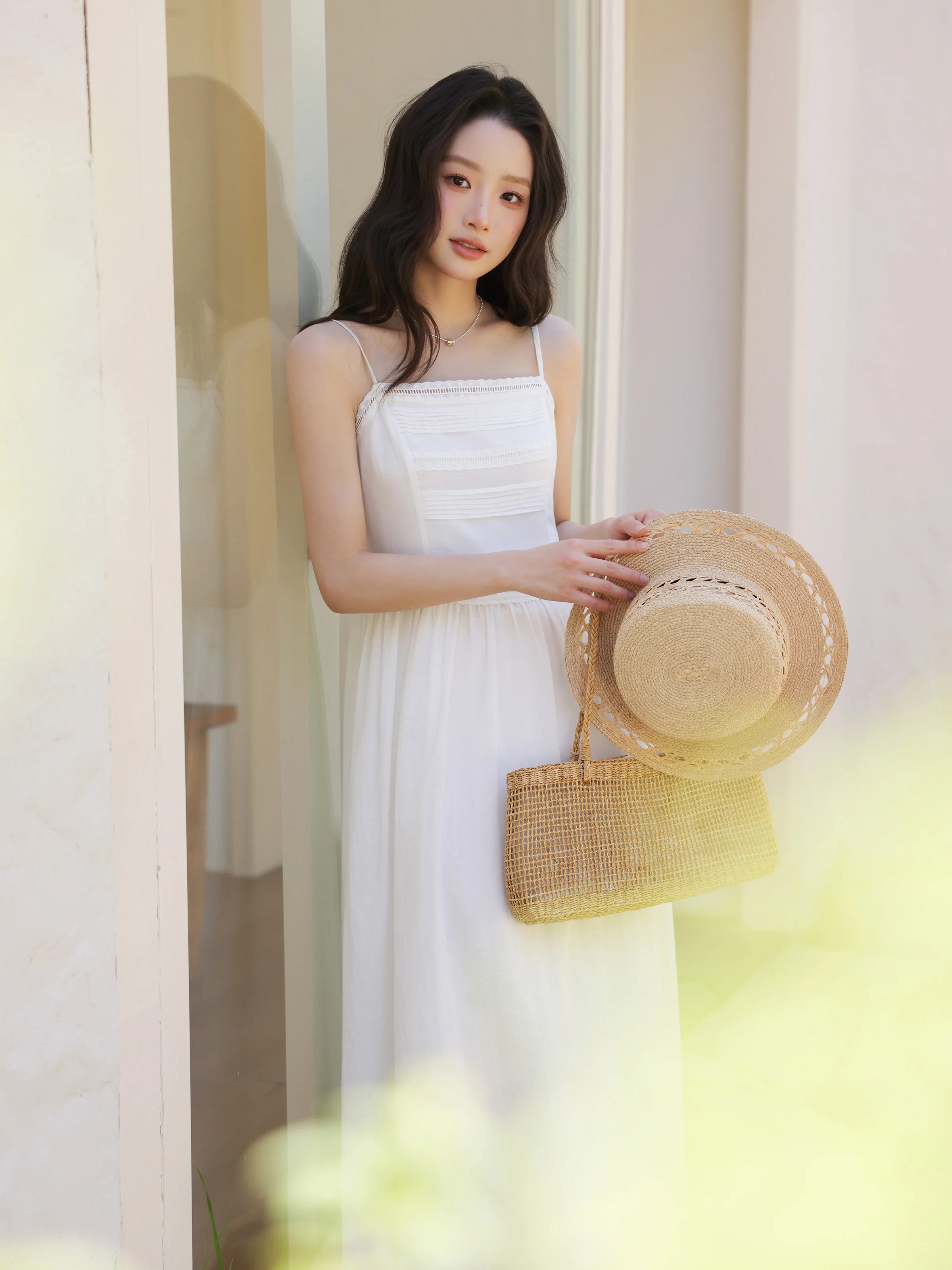 فستان كامي بطيات مزين بالدانتيل فستان نسائي صيفي على الطراز الفرنسي بقصة ضيقة فستان صيفي أبيض أنيق بدون أكمام على شكل حرف a للإجازات فستان طويل