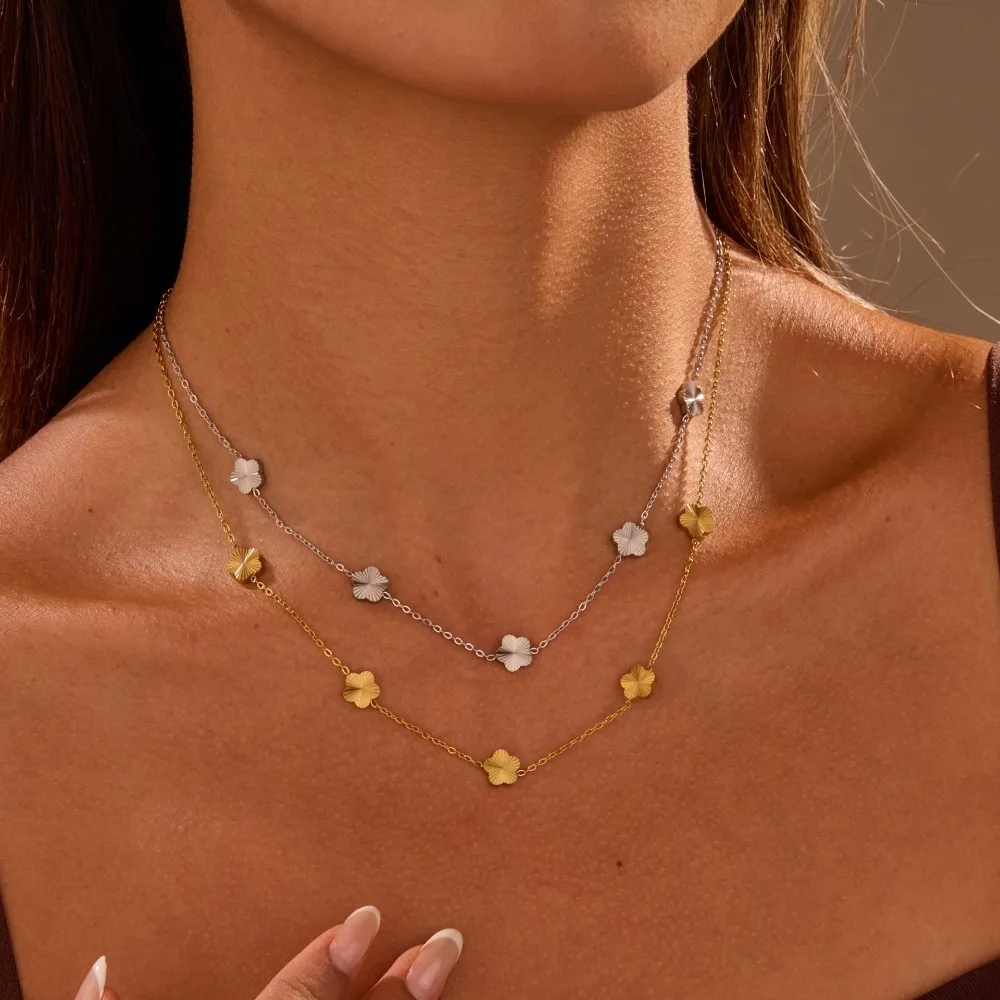 

A Women's Five-Petal Stainless Steel Necklace, a High-end Luxury Item From the Instagram Collection, Sweet and Romantic.