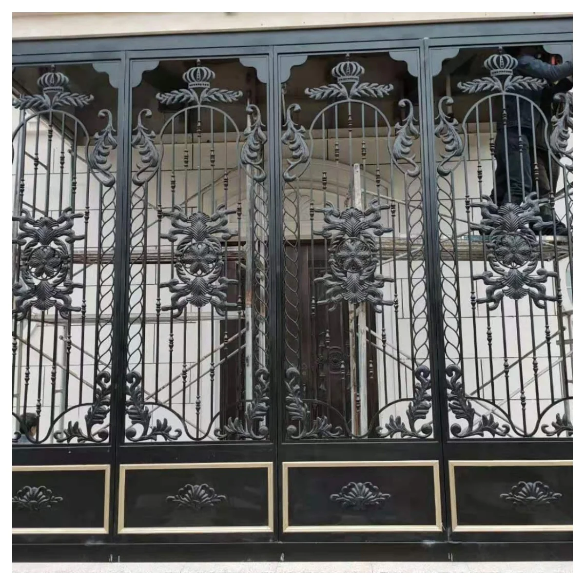 Custom Luxury Fancy Galvanized Steel Security Wrought Iron Fence Railing Metal Gate