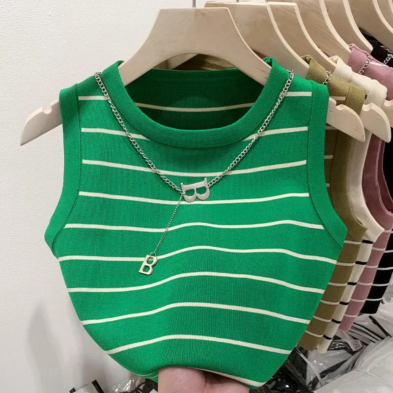 Il nuovo gilet da donna indossa una camicia inferiore senza maniche in maglia corta con temperamento a bordo largo a righe