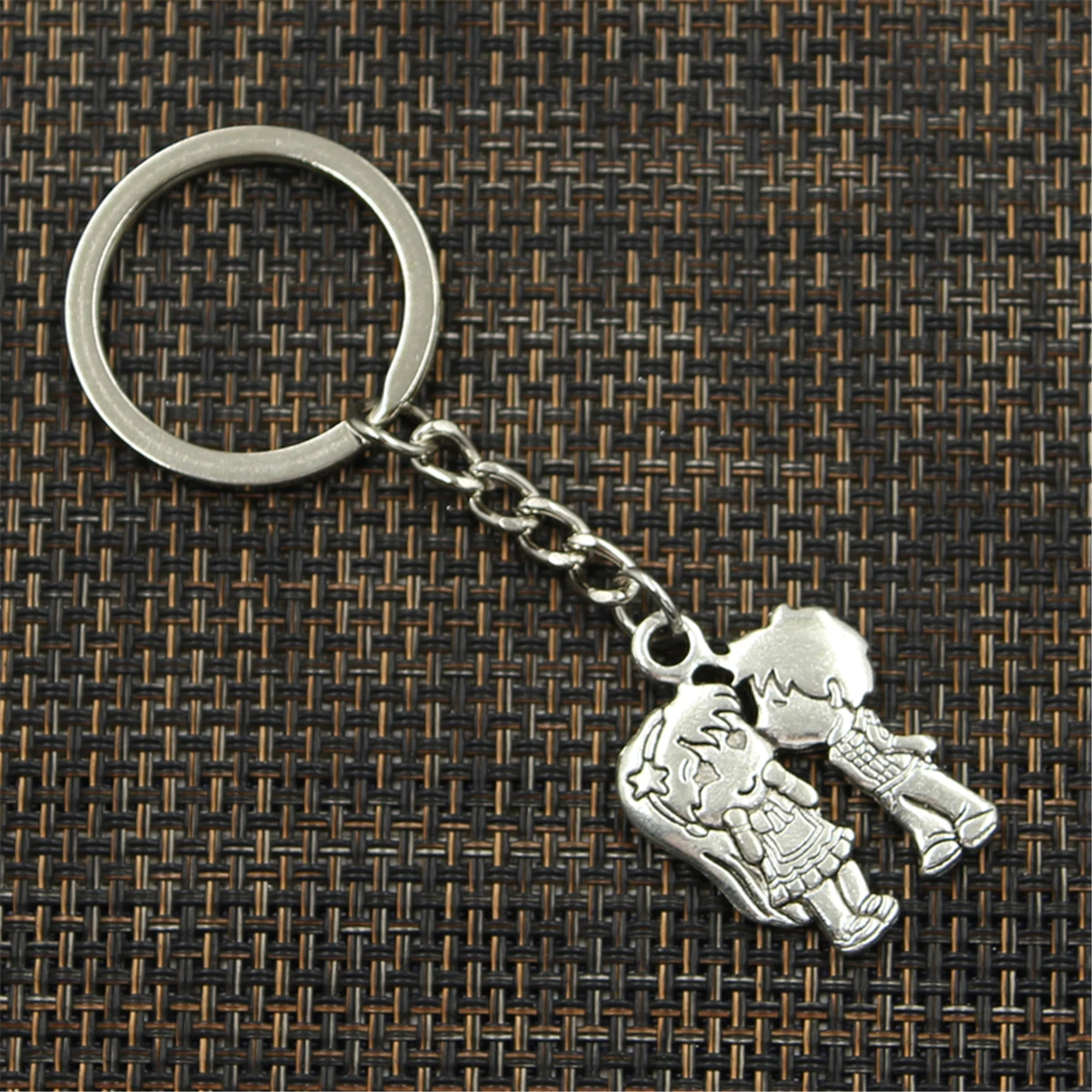 سلسلة مفاتيح سيارة بلون فضي للرجال ، سلسلة حامل معدني تصنعها بنفسك ، محب عتيق ، تقبيل أحبة ، هدية بدلاية ، موضة جديدة ، 31 × 23 ، 30