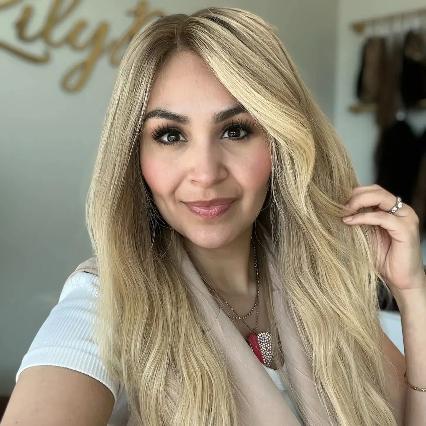 

Парик фронта шнурка с темными корнями, парик блондинки с омбре для женщин, повседневная вечеринка, косплей, естественная линия волос, плотность 180%, слегка волнистые волосы