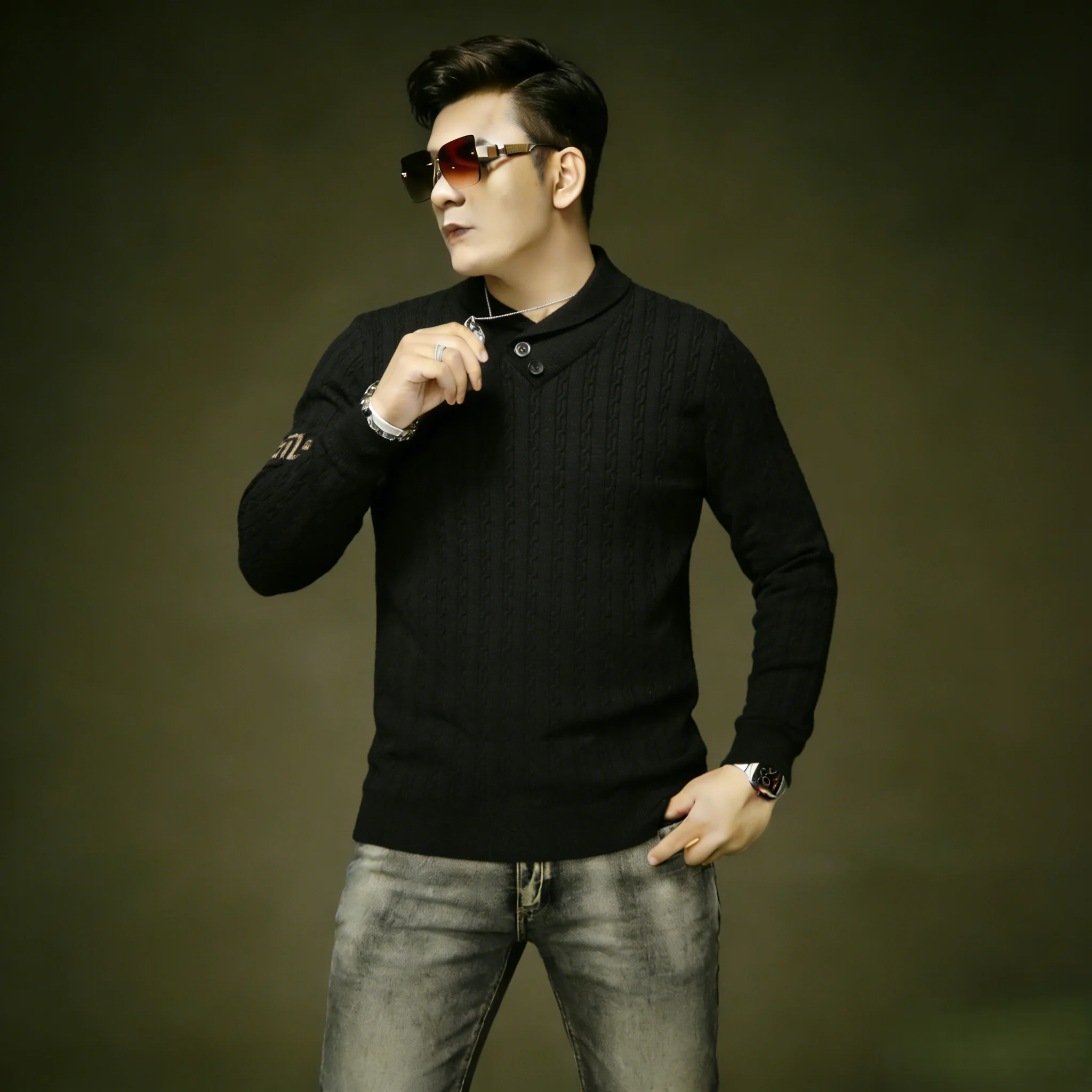 

Утепленный черный шерстяной вязаный свитер с V-образным вырезом и вышивкой для мужчин, модный городской стиль, с длинным рукавом, базовая модель для повседневной носки