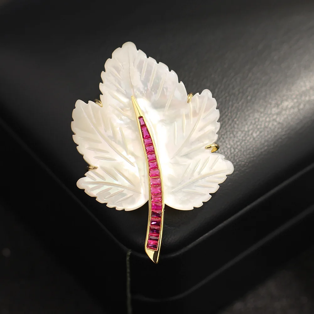 French Retro White Fritillaria Zircon Maple Leaf Brooches for Women Exquisite Temperament Suit Coat Accessories Pins