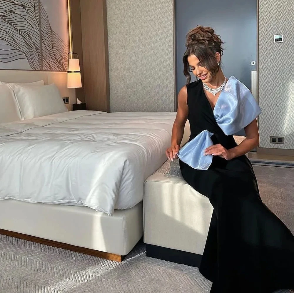 

Black V-Neck Evening Dress with Customized Blue Bow Sleeveless Floor Length Mermaid Gown for Formal Saudi Occasions Prom 2024
