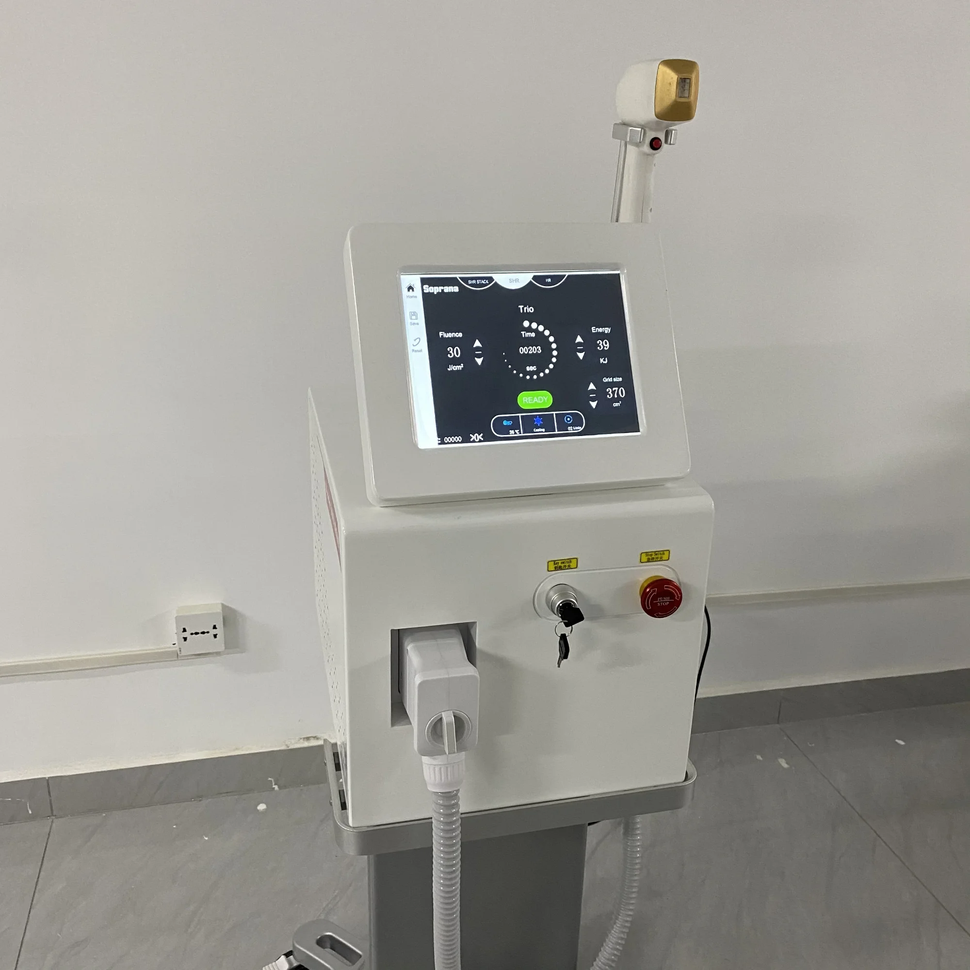 إزالة الشعر الدائم الآمن وغير المؤلم 808NM 755NM 1064NM ثلاثة أطوال موجية تكنولوجيا الجليد العناية البدنية تكنولوجيا الجليد البلاتين