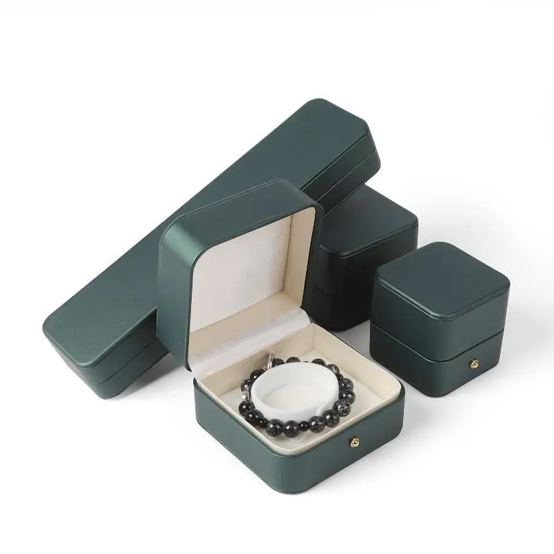 Schmuckboxen aus PU-Leder mit weichem Samtfutter und goldenem Verschluss, perfekt für Heiratsanträge, Hochzeitsgeschenke, Ring- und Halskettenaufbewahrung. – Detail 3