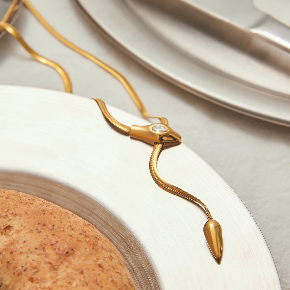 Uworld بسيط كلاسيكي الزركون اعوج قلادة 18K الذهب اللون مطلي الفولاذ المقاوم للصدأ اعوج سلسلة تكويم سلسلة المرأة