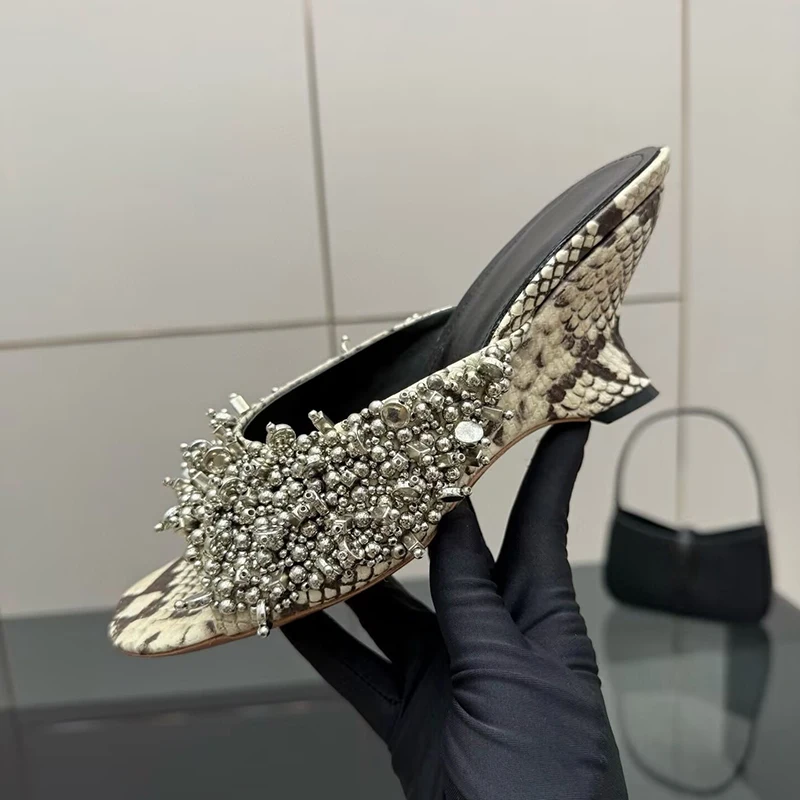 

Новые женские тапочки на танкетке из натуральной кожи с открытым носком, пикантные сандалии на высоком каблуке с декором из бисера, летние вечерние модельные туфли