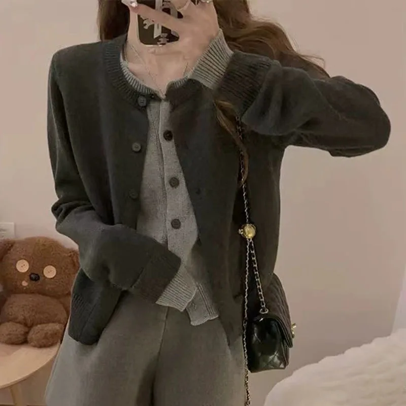 

Серый искусственный вязаный кардиган из двух предметов, женский лоскутный трикотаж с круглым вырезом и пуговицами, женский корейский модный уличный короткий свитер Y2K