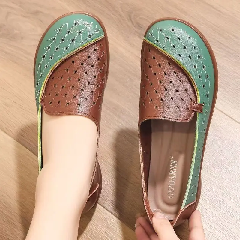 

Женские кожаные туфли на плоской подошве для среднего и пожилого возраста, весна-лето, новые, с мягкой подошвой, перфорированные, с круглым носком, без застежек.