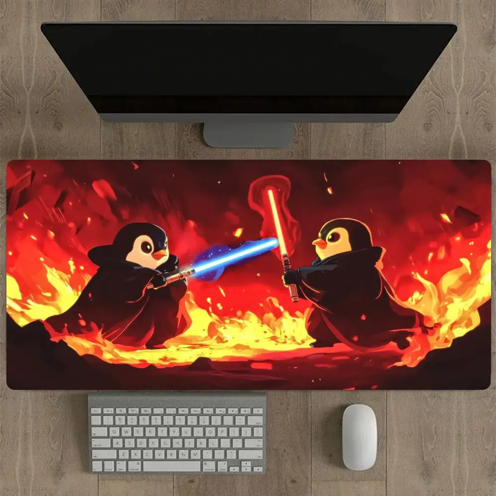 Simpatico pinguino battaglia anime Mouse Pad Tappetino da scrivania Tappetini da gioco XXL Accessori per PC Tappetini di espansione per tastiera Tappetino da ufficio in gomma antiscivolo