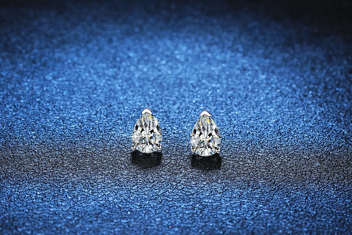 LioraGem Classic Minimalist Pear Moissanite Stud Earrings, 0.8-carat Moissanite Stud Earrings for Women Platinum PT950 Stamp