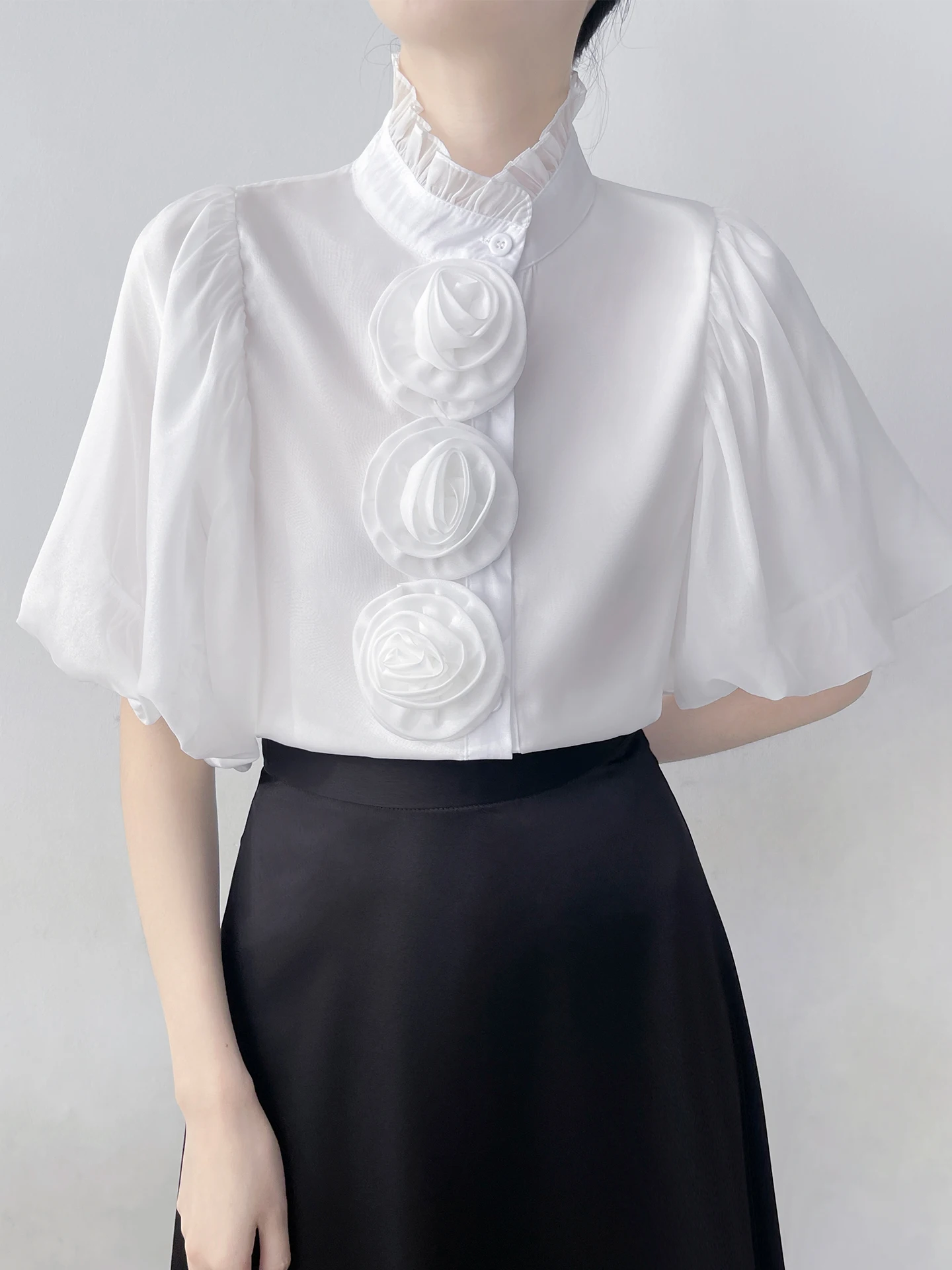 

Белая шифоновая рубашка женская с рукавами-фонариками, воротником-стойкой, цветочным декором, в корейском стиле, свободного кроя, дышащая, весенняя