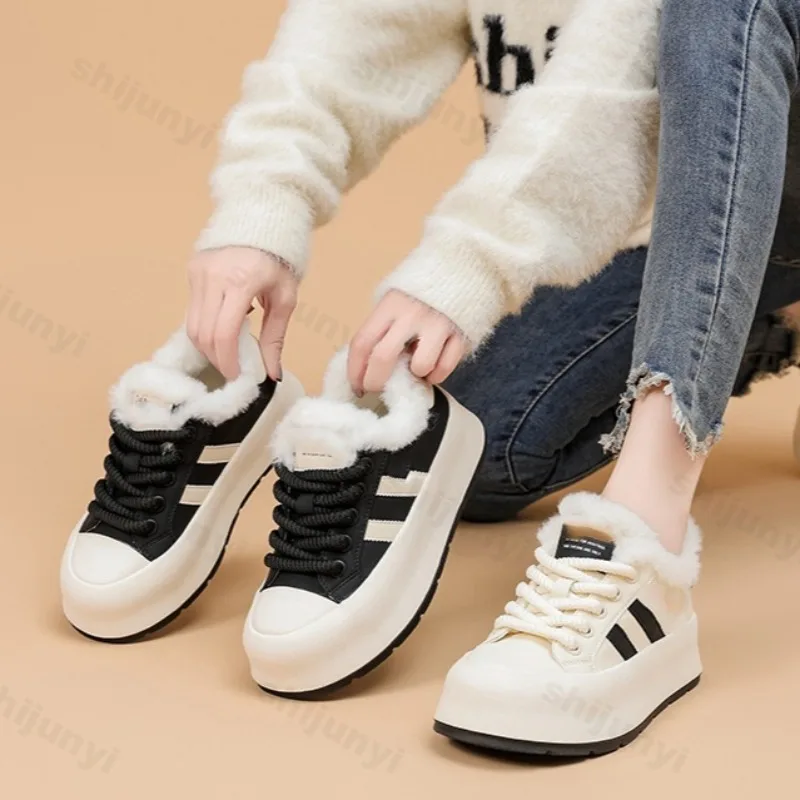 

Женские модные зимние туфли с волосатым низким берцем на толстой подошве, зима 2025 года, универсальные плюшевые кроссовки с цветными блоками Comofrtable, массивные хлопковые кроссовки