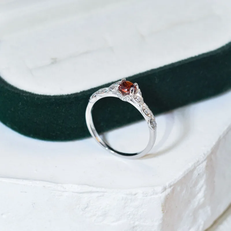 S925 فضة خفيفة فاخرة الرمان الأحمر الزركون المرأة خاتم، خاتم الأحجار الكريمة أزياء بسيطة