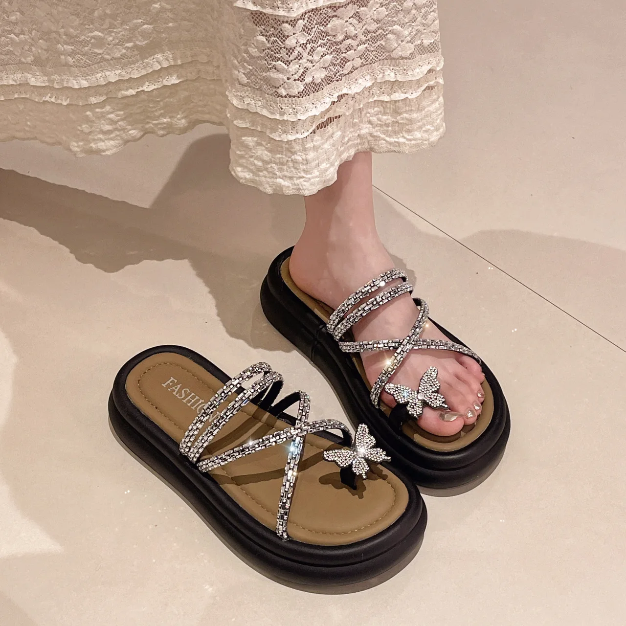 Zapatillas bajas con purpurina para mujer, zapatos de plataforma de verano, chanclas de goma a la moda, de lujo, de cristal de PU Hawaiano, 2024