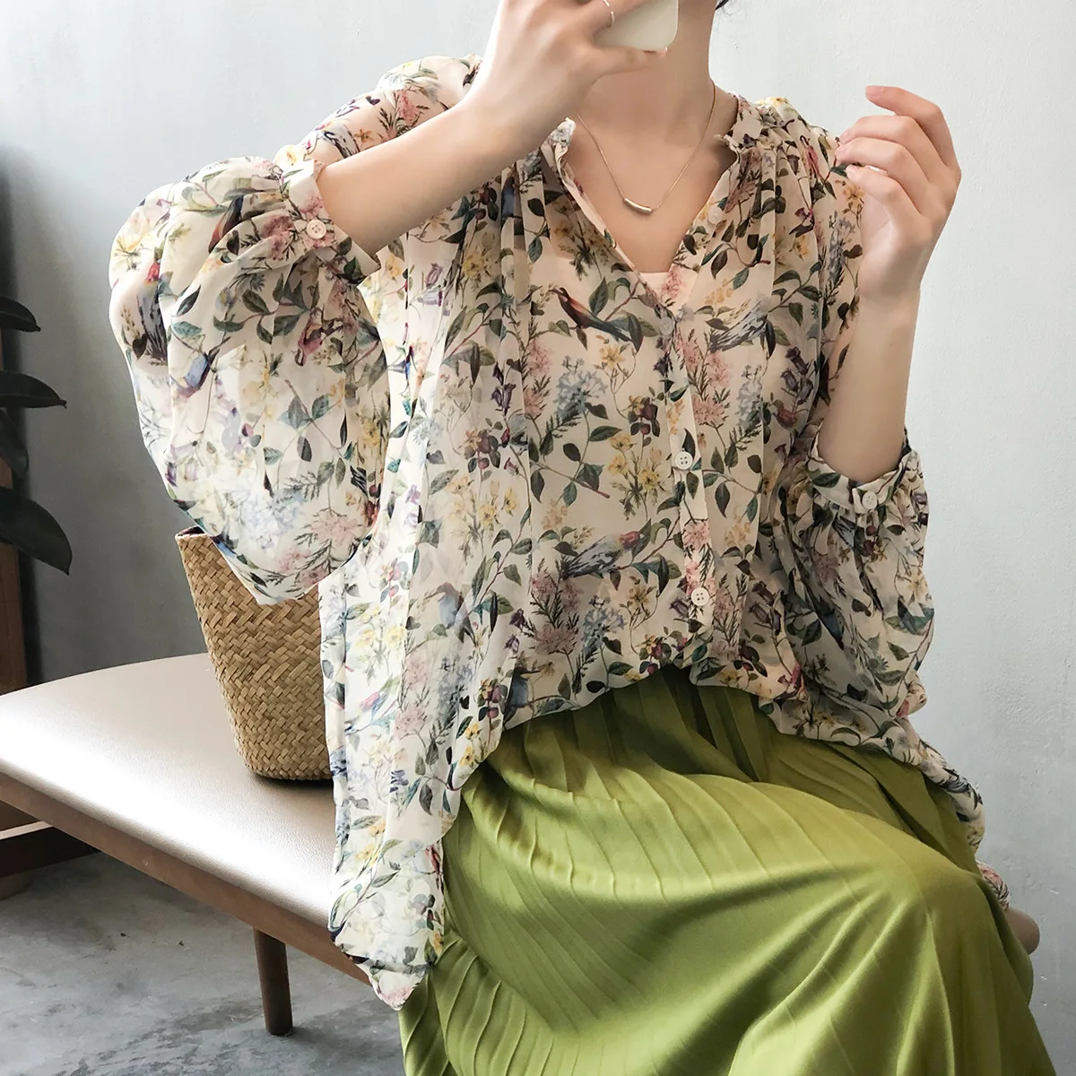 V-neck Chiffon Flower Blouse for Women's 2023 Summer New Thin Shirt Design Sense Temperament Top Graceful lantern sleeves