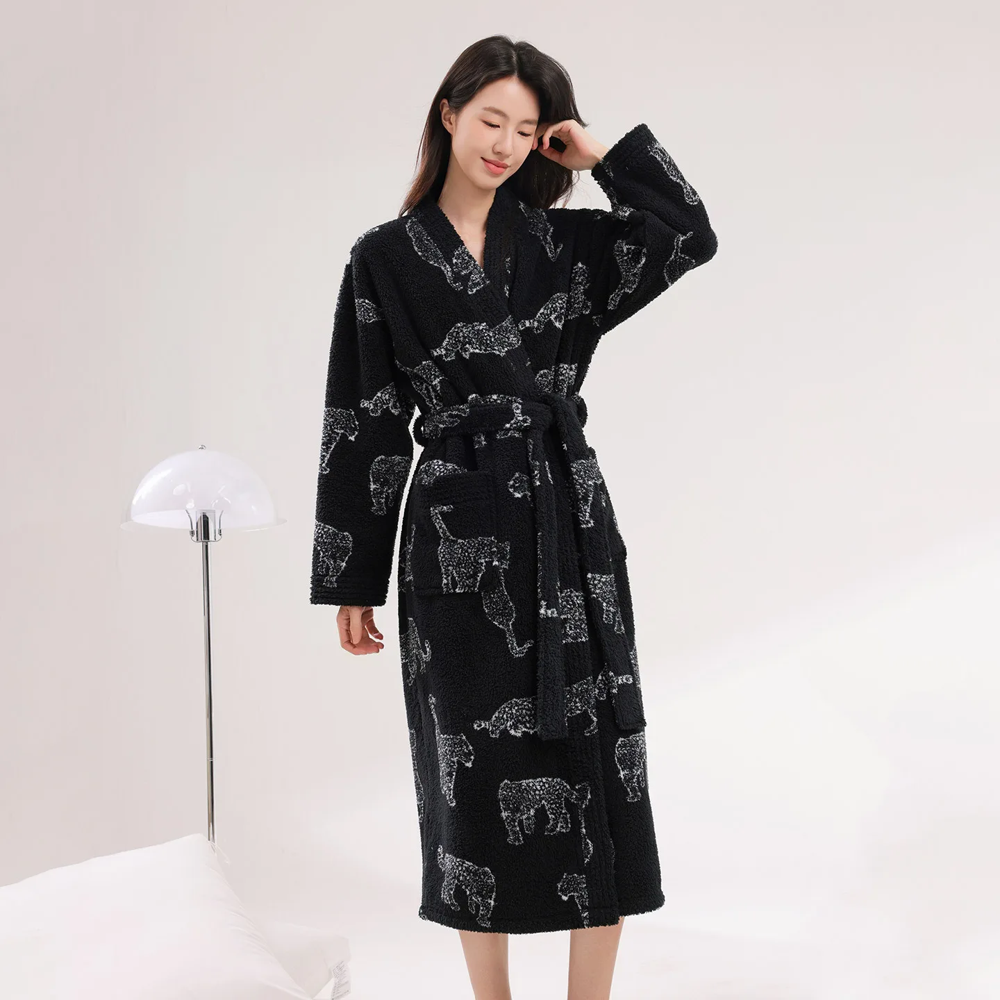 

Женский зимний длинный коралловый флисовый банный халат с леопардовым принтом, роскошный пеньюар, теплый халат, мужской халат, коралловый флисовый халат