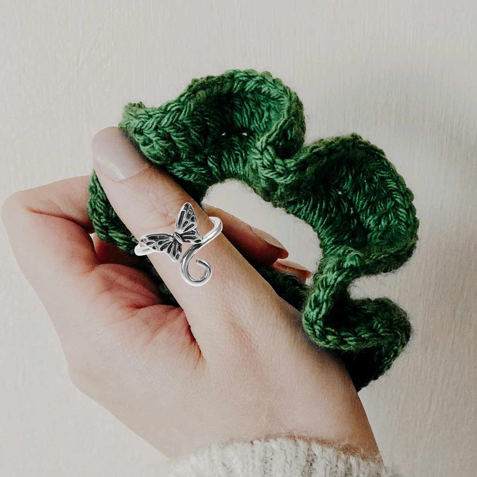 

4pcs Knitting Rings Metal Yarn Guide Finger Holders Adjustable Crochet Loops Rings Portable Knitting Tools Decorative Finger