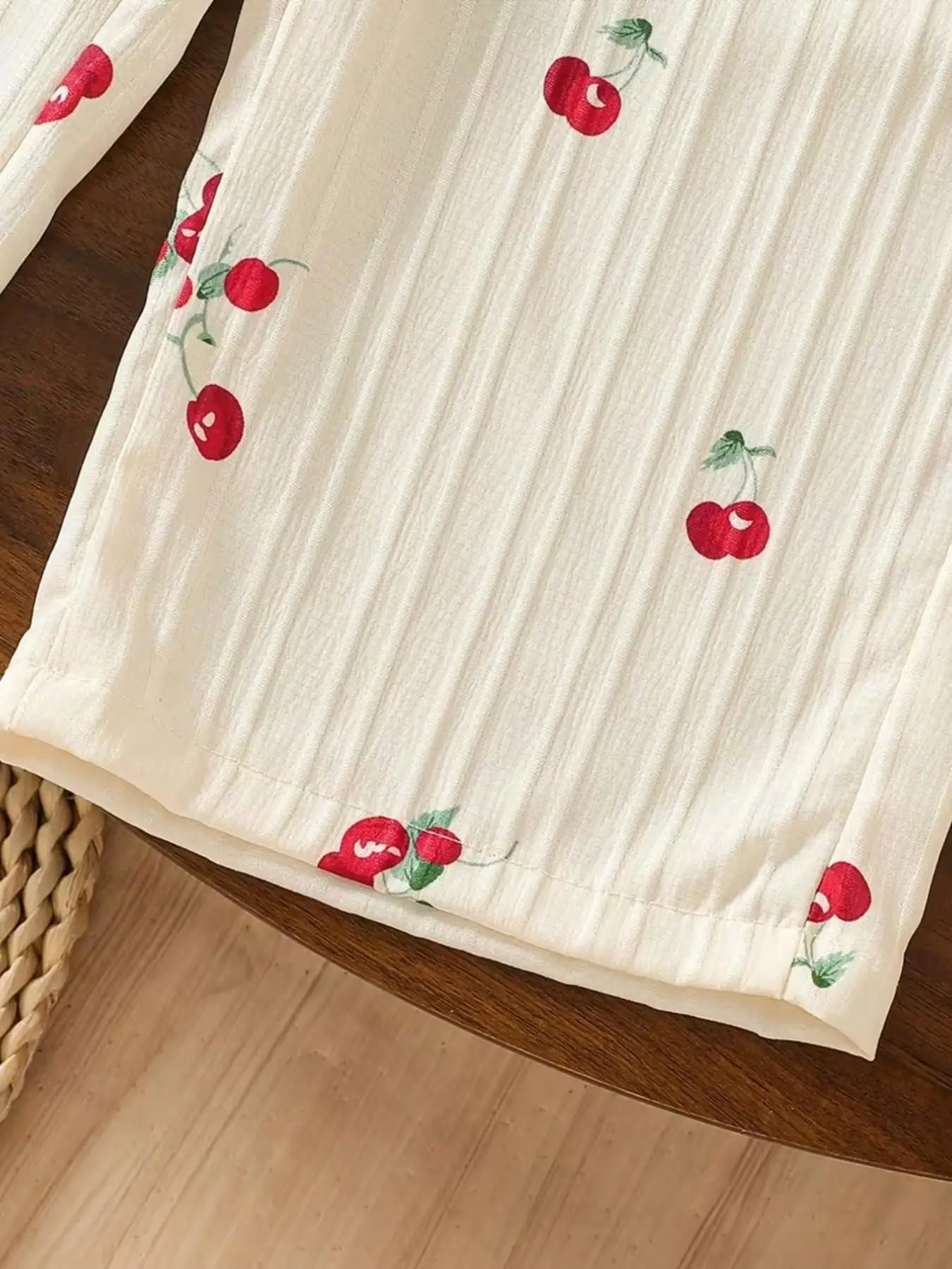 Mädchen Sommer-Set mit cremefarbenem Kirsch-Print, Neckholder-Top, niedliches Blumenmuster, schmale Passform, perfekt für den Alltag, Schule, Familienausflüge, Parkspaziergänge. – Detail 6