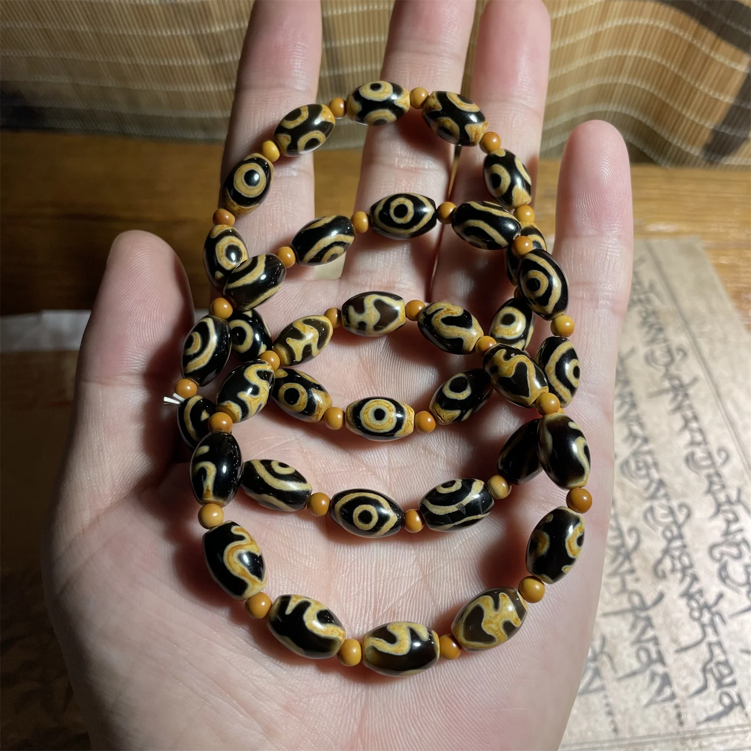 

1pcs/lot Natural Agate Vase Three-Eyed Phoenix Eye Pattern 12×8mm Dzi Bracelet Small yellow septums Ethnic style Men's women's