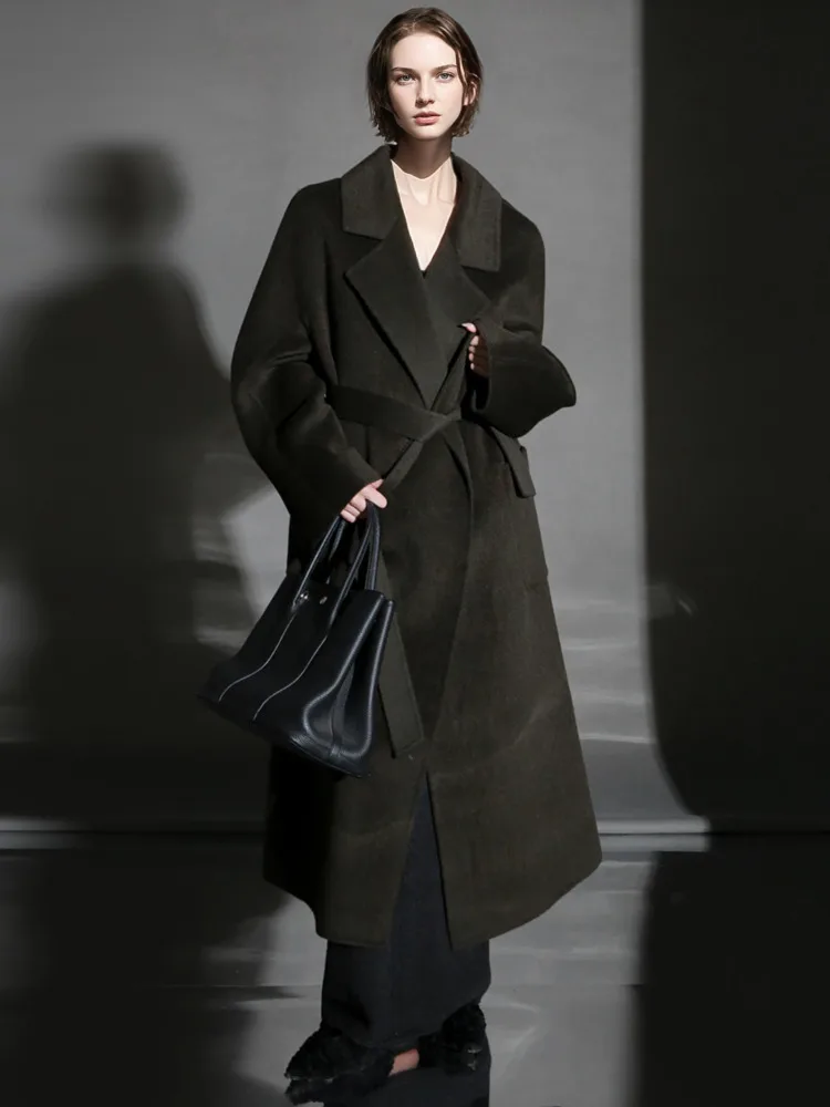 ZMEENNA เสื้อโค้ทผ้าวูลผสมสำหรับผู้หญิง ดีไซน์หรูหรา ทรงยาวสำหรับฤดูหนาว พร้อมปกกว้างและเข็มขัดผูก รุ่น ZM4005