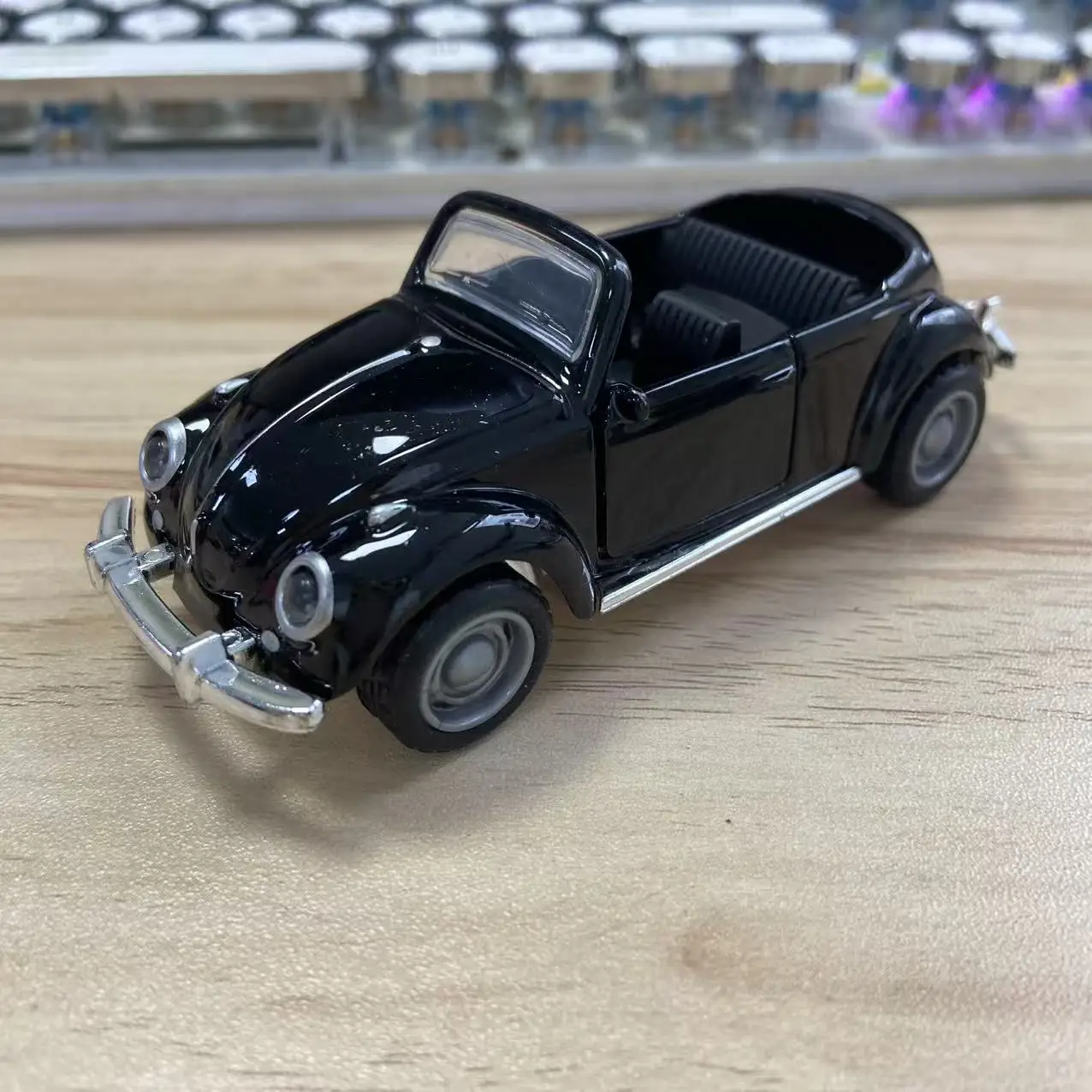 1 Stück, im Beutel verpacktes, klassisches, im Vintage-Stil gehaltenes, aus Zinklegierung gefertigtes Automodell, Retro-Roadster, mit Rückziehfunktion, aufklappbare Seitentüren. – Detail 32