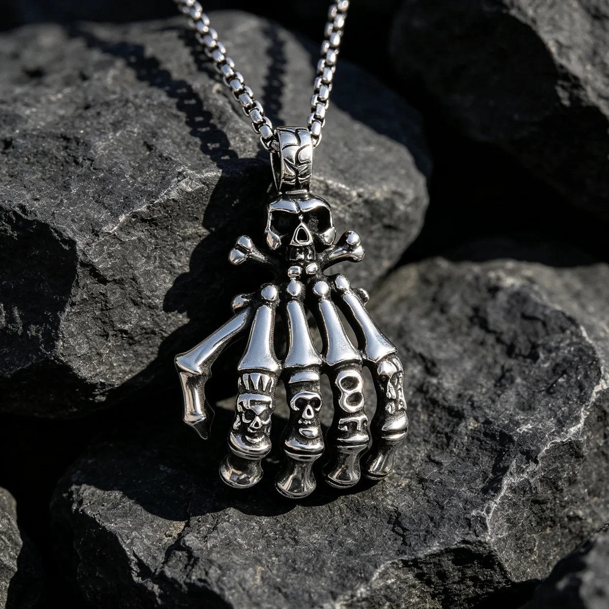 1PCS European and American style personalized ghost hand and claw retro skull men's non-fading stainless steel necklace, punk trendy non-mainstream jewelry pendant