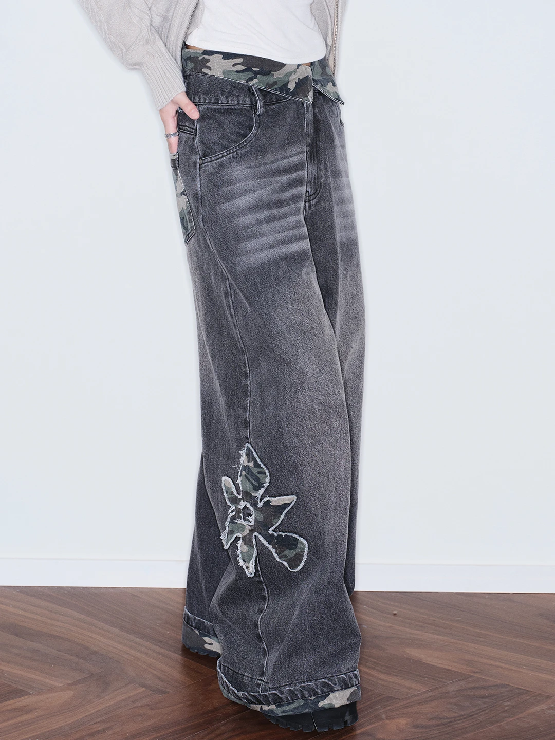 

Повседневные свободные женские джинсы на весну-осень с камуфляжным и цветочным вышитым узором, джинсы средней длины с лоскутным дизайном и завышенной талией