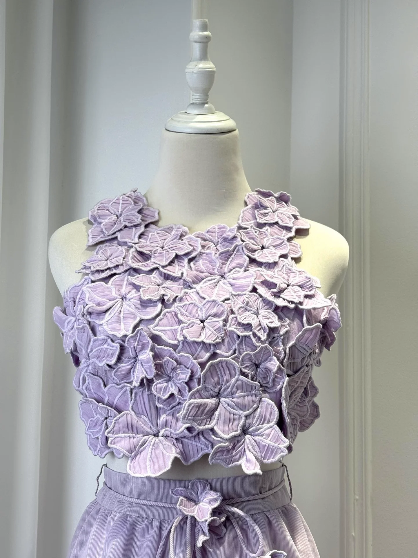 Sommer 2025, lila Urlaubsset für Damen, 3D-Blumenapplikationen, Weste + A-Linie mit hoher Taille und langem Rock, eleganter Damenanzug