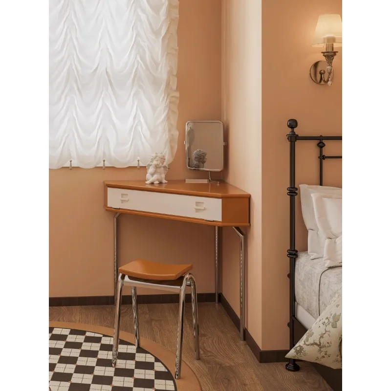 خزانة زاوية صغيرة بجانب السرير