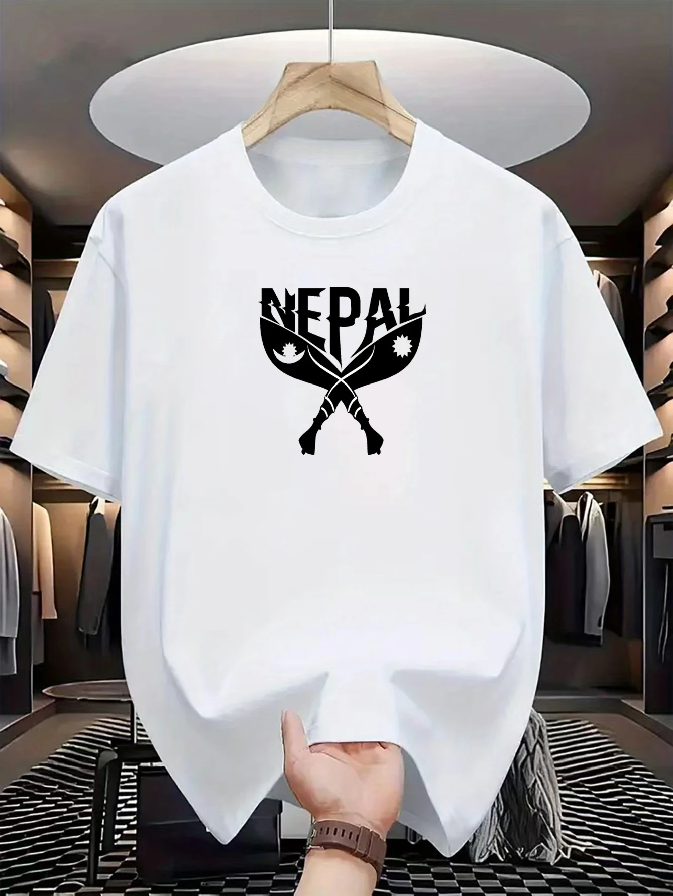 Nepal-inspirierter Druck eines gekreuzten Kukri-Messers auf hochwertigem, weichem 100% Baumwoll-T-Shirt für Herren, perfekt für den Sommer im ethnischen Streetwear-Stil. – Detail 5