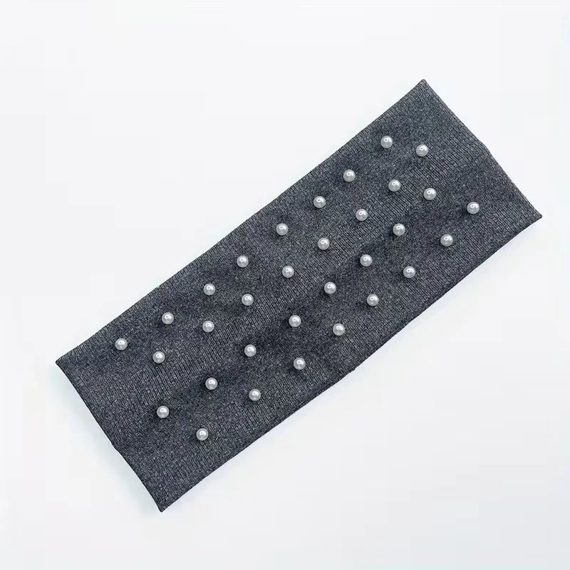 Perlenähnliche Haaraccessoires und Haarbänder in eleganten, einfarbigen Designs mit perlenähnlichen Verzierungen. – Detail 3