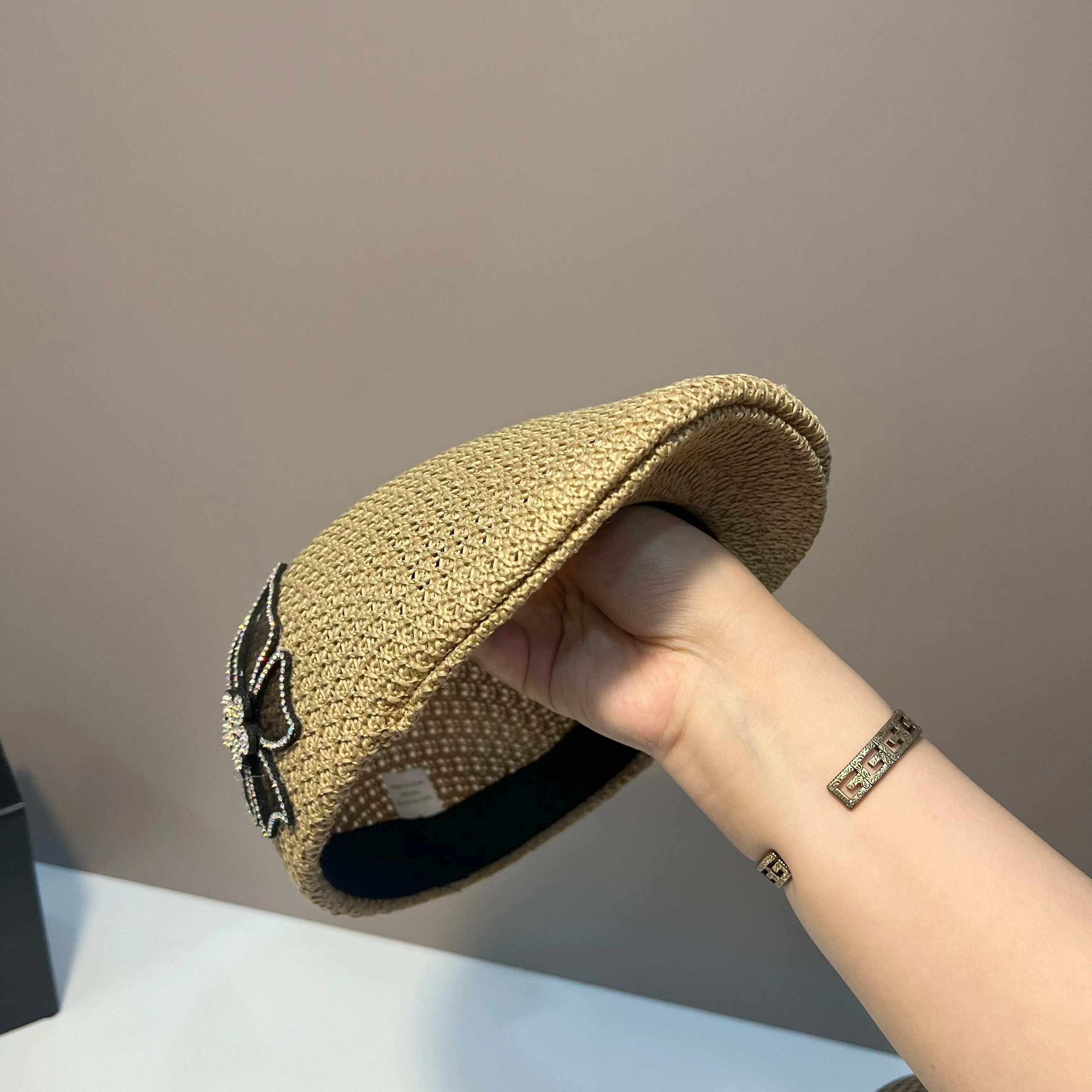 قبعة على شكل فيونكة أنيقة رائعة للأطفال للربيع والصيف متعددة الاستخدامات وعصرية بلون سادة على الأمام